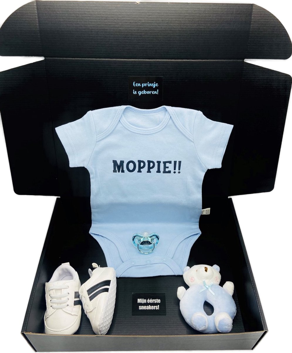 Goedkoopste Kraamcadeau jongen - MOPPIE - romper - speen - rammelaar - baby sneakers - ook rechtstreeks versturen is mogelijk