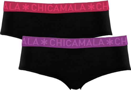 Twee zwarte meisjesbroekjes met elk een gekleurde CHICAMALA-band: rood en paars.