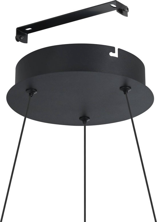 Montagedoos en montagebeugel voor een zwarte hanglamp