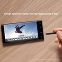 Hand gebruikt een S-Pen op een smartphone om een video te bewerken. Tekst: Schrijf, teken en creëer met de ingebouwde S-Pen.