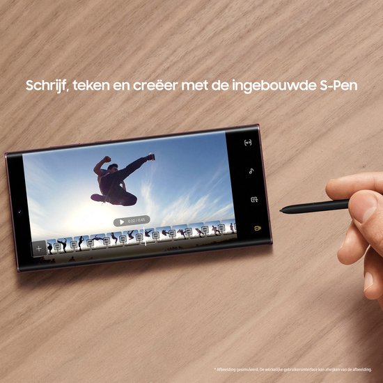Hand gebruikt een S-Pen op een smartphone om een video te bewerken. Tekst: Schrijf, teken en creëer met de ingebouwde S-Pen.