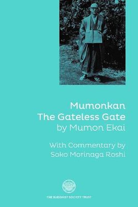 Photo noir et blanc d'un homme en tenue traditionnelle, debout sur un chemin. Texte : Mumonkan, The Gateless Gate, by Mumon Ekai, With Commentary by Soko Morinaga Roshi.