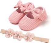 2-delige set met 1 paar baby roze prewalker schoentjes met grote strik en anti slip zool en een bijpassende haarband met 3 bloemen - baby - babyshower - kraamcadeau