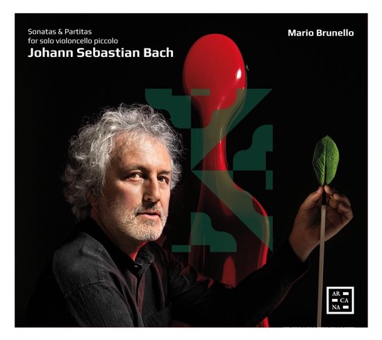 Portret van Mario Brunello met een rode cello-vorm en een blad.