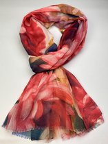 Sjaal met pioenrozen vrolijk van 30% zijde met 70 % viscose van dun materiaal