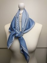 Neksjaal Constance gestreept motief sky blue lichtblauw wit halssjaal korte vierkante sjaal