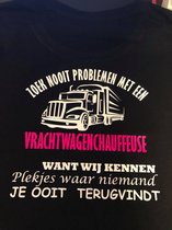 T-shirt maat M Zoek nooit problemen met een vrachtwagenchauffeuse. Witte opdruk met rose.