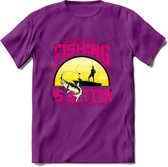A Bad Day Fishing - Vissen T-Shirt | Roze | Grappig Verjaardag Vis Hobby Cadeau Shirt | Dames - Heren - Unisex | Tshirt Hengelsport Kleding Kado - Paars - L