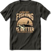 A Bad Day Fishing - Vissen T-Shirt | Beige | Grappig Verjaardag Vis Hobby Cadeau Shirt | Dames - Heren - Unisex | Tshirt Hengelsport Kleding Kado - Donker Grijs - 3XL