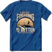 A Bad Day Fishing - Vissen T-Shirt | Beige | Grappig Verjaardag Vis Hobby Cadeau Shirt | Dames - Heren - Unisex | Tshirt Hengelsport Kleding Kado - Donker Blauw - XL