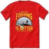 A Bad Day Fishing - Vissen T-Shirt | Geel | Grappig Verjaardag Vis Hobby Cadeau Shirt | Dames - Heren - Unisex | Tshirt Hengelsport Kleding Kado - Rood - L