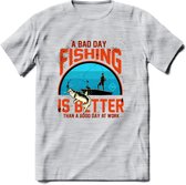 A Bad Day Fishing - Vissen T-Shirt | Oranje | Grappig Verjaardag Vis Hobby Cadeau Shirt | Dames - Heren - Unisex | Tshirt Hengelsport Kleding Kado - Licht Grijs - Gemaleerd - XXL