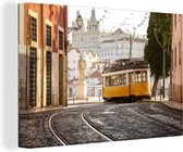 Canvas schilderij 180x120 cm - Wanddecoratie Tram rijdt door de straten van Lissabon, Portugal - Muurdecoratie woonkamer - Slaapkamer decoratie - Kamer accessoires - Schilderijen