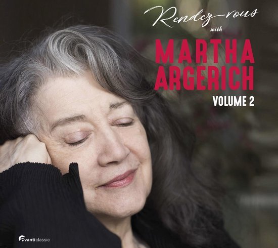 Close-up van Martha Argerich met gesloten ogen, haar hand rust op haar wang. "Rendez-vous with Martha Argerich VOLUME 2".