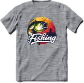 Fishing - Vissen T-Shirt | Grappig Verjaardag Vis Hobby Cadeau Shirt | Dames - Heren - Unisex | Tshirt Hengelsport Kleding Kado - Donker Grijs - Gemaleerd - S