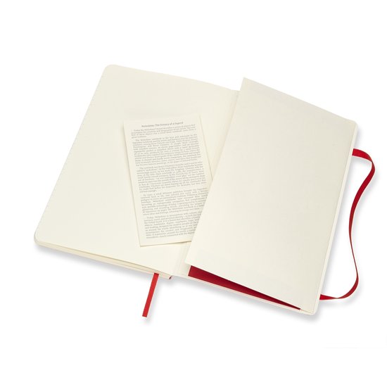 Liggend rood Moleskine notitieboek met open pagina's, met een omslag met tekst en een rood lint.