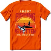 A Bad Day Fishing - Vissen T-Shirt | Grappig Verjaardag Vis Hobby Cadeau Shirt | Dames - Heren - Unisex | Tshirt Hengelsport Kleding Kado - Oranje - L
