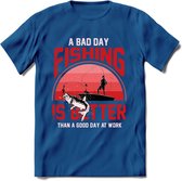 A Bad Day Fishing - Vissen T-Shirt | Rood | Grappig Verjaardag Vis Hobby Cadeau Shirt | Dames - Heren - Unisex | Tshirt Hengelsport Kleding Kado - Donker Blauw - M