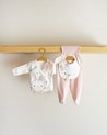 foto van Miniworld - baby geschenksets - baby born - newborn kleding - newborn set - newborn mutsje - kraamcadeau meisje - baby born kleertjes - kraamcadeau jongen - kraamcadeau - kraampakket - Babyshower Cadeau Setje 5/delig - 0-3 Maanden