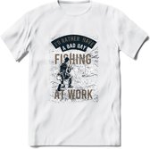 A bad Day Fishing - Vissen T-Shirt | Grijs | Grappig Verjaardag Vis Hobby Cadeau Shirt | Dames - Heren - Unisex | Tshirt Hengelsport Kleding Kado - Wit - L