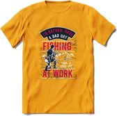 A bad Day Fishing - Vissen T-Shirt | Roze | Grappig Verjaardag Vis Hobby Cadeau Shirt | Dames - Heren - Unisex | Tshirt Hengelsport Kleding Kado - Geel - S