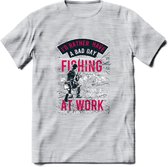 A bad Day Fishing - Vissen T-Shirt | Roze | Grappig Verjaardag Vis Hobby Cadeau Shirt | Dames - Heren - Unisex | Tshirt Hengelsport Kleding Kado - Licht Grijs - Gemaleerd - L