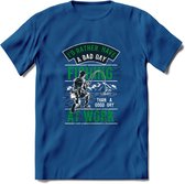 A bad Day Fishing - Vissen T-Shirt | Groen | Grappig Verjaardag Vis Hobby Cadeau Shirt | Dames - Heren - Unisex | Tshirt Hengelsport Kleding Kado - Donker Blauw - XXL