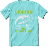 Fishing Has No Age Limit - Vissen T-Shirt | Groen | Grappig Verjaardag Vis Hobby Cadeau Shirt | Dames - Heren - Unisex | Tshirt Hengelsport Kleding Kado - Licht Blauw - S