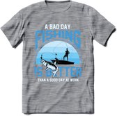 A Bad Day Fishing - Vissen T-Shirt | Blauw | Grappig Verjaardag Vis Hobby Cadeau Shirt | Dames - Heren - Unisex | Tshirt Hengelsport Kleding Kado - Donker Grijs - Gemaleerd - 3XL