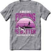 A Bad Day Fishing - Vissen T-Shirt | Roze | Grappig Verjaardag Vis Hobby Cadeau Shirt | Dames - Heren - Unisex | Tshirt Hengelsport Kleding Kado - Donker Grijs - Gemaleerd - XXL