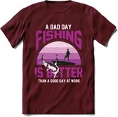 A Bad Day Fishing - Vissen T-Shirt | Roze | Grappig Verjaardag Vis Hobby Cadeau Shirt | Dames - Heren - Unisex | Tshirt Hengelsport Kleding Kado - Burgundy - XL