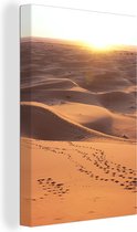 Canvas Schilderij Voetstappen in het zand van de Sahara woestijn - 80x120 cm - Wanddecoratie