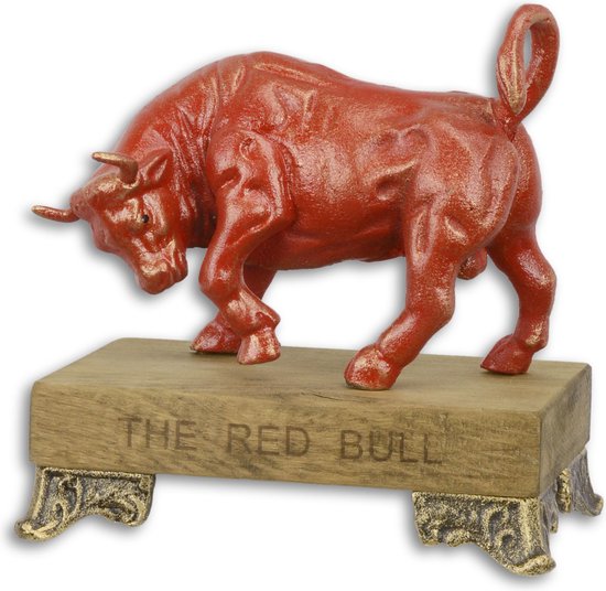 een gietijzeren rode stier op een houten voet