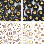 Letterkralen set met hartjes – Unieke mix 450 stuks – Zwart/Goud & Wit/Goud – 7mm kraal – Alfabet kralen – Zelf sieraden maken voor kinderen en volwassenen – DIY