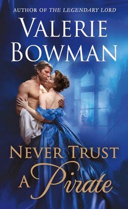 Een man en vrouw zoenen. De vrouw draagt een blauwe jurk. De titel 'Never Trust a Pirate' staat op de cover.