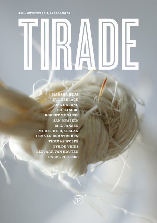 Boek "Tirade 440 - Oktober 2011" met focus op Marsha Keja en Oek de Jong. Cover toont close-up van een uienklomp met wortels.