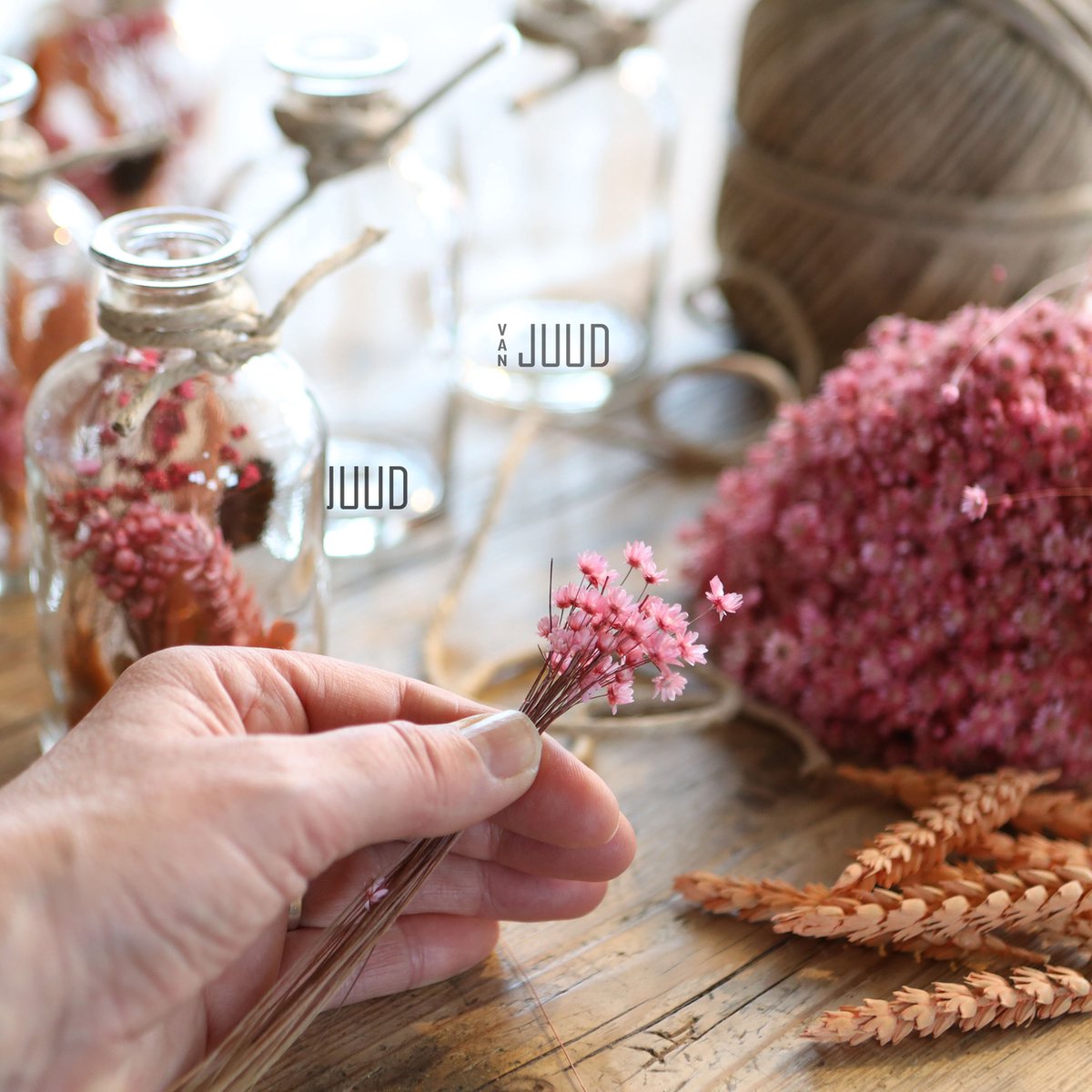 Fleurige droogbloemen in een set met 2 kaarsenhouders van glas | boeket