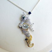 Zilveren zeepaardje met edelstenen en collier