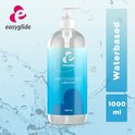 Bouteille transparente avec distributeur à pompe blanc et étiquette avec logo et texte 'easyglide WATERBASED LUBRICANT'. Gouttes d'eau en arrière-plan.