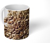Mok - Stapel geroosterde zonnebloempitten op witte achtergrond - 350 ML - Beker