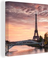 Canvas Schilderij Een mooie oranje lucht boven de Eiffeltoren in Parijs - 90x90 cm - Wanddecoratie