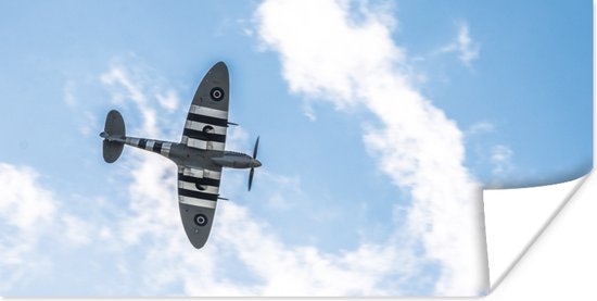 Affiche Un avion spitfire vu d'en bas dans un ciel nuageux - 160x80 cm