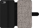 Bookcase Geschikt voor iPhone 7 telefoonhoesje - Stippen - Bruin - Zwart - Met vakjes - Wallet case met magneetsluiting