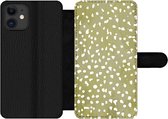 Bookcase Geschikt voor iPhone 11 telefoonhoesje - Stippen - Wit - Groen - Met vakjes - Wallet case met magneetsluiting