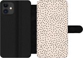 Bookcase Geschikt voor iPhone 11 telefoonhoesje - Stip - Beige - Zwart - Met vakjes - Wallet case met magneetsluiting