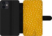 Bookcase Geschikt voor iPhone 12 Mini telefoonhoesje - Stippen - Oranje - Wit - Met vakjes - Wallet case met magneetsluiting
