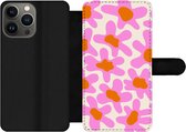 Bookcase Geschikt voor iPhone 13 Pro telefoonhoesje - Bloem - Roze - Patronen - Met vakjes - Wallet case met magneetsluiting - Verjaardag cadeau tiener
