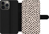 Bookcase Geschikt voor iPhone 13 Pro telefoonhoesje - Stippen - Zwart - Beige - Met vakjes - Wallet case met magneetsluiting
