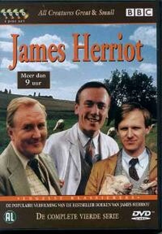Drie mannen met een varkentje in de buitenlucht, met schapen op de achtergrond. Tekst: James Herriot, Meer dan 9 uur, De Complete Vierde Serie.
