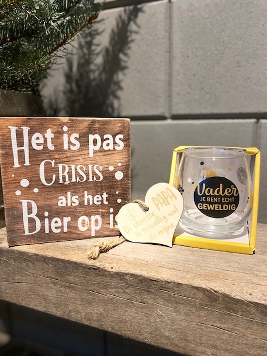 Cadeaupakket papa inclusief houten hartje - tekstblok natural het is pas crisis als het bier op is - wijnwaterglas vader - papa - vaderdag